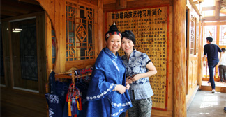 【考察】卓簡(jiǎn)團(tuán)隊(duì)前往貴州楊芳蠟染苗族非遺文化考察學(xué)習(xí)！