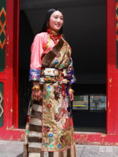 藏北地區(qū)康巴藏族服飾定制