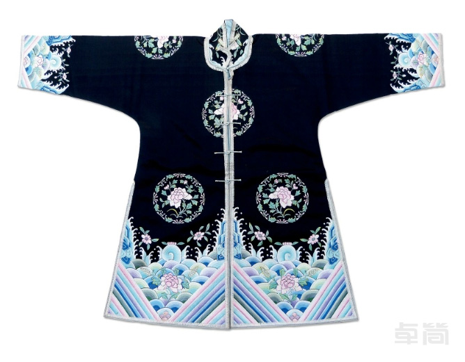 黑緞彩繡團(tuán)花襖服