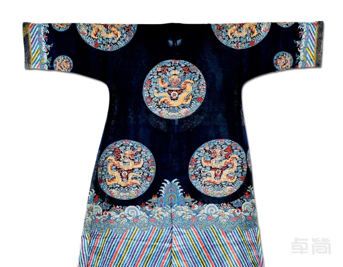 藍(lán)地納紗團(tuán)龍夏服