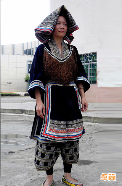 女式無(wú)領(lǐng)開(kāi)襟瑤族服飾定制