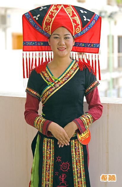 女式右衽傳統(tǒng)壯族服飾定制