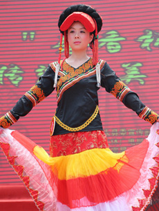 女式無領(lǐng)右衽彝族服飾定制