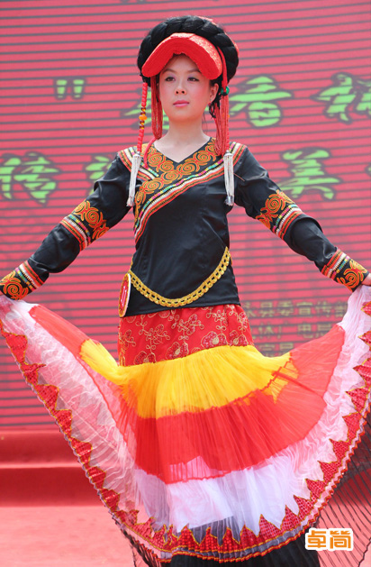 女式無領(lǐng)右衽彝族服飾定制