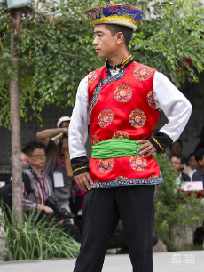 斜襟紅馬甲土家族服飾定制