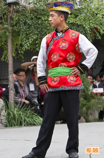 斜襟紅馬甲土家族服飾定制