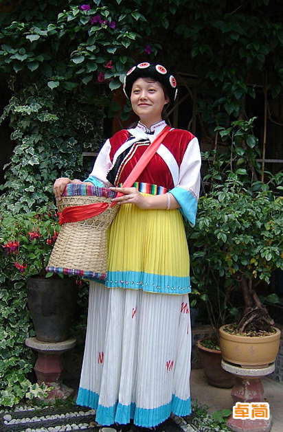 右衽開襟寬袖納西族服飾定制