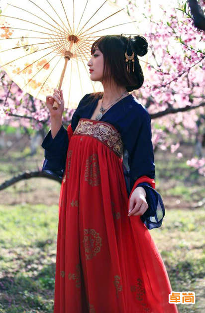 束胸襦裙?jié)h服定制