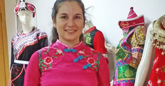 顏值逆天啦 外國朋友認(rèn)購卓簡民族服飾！