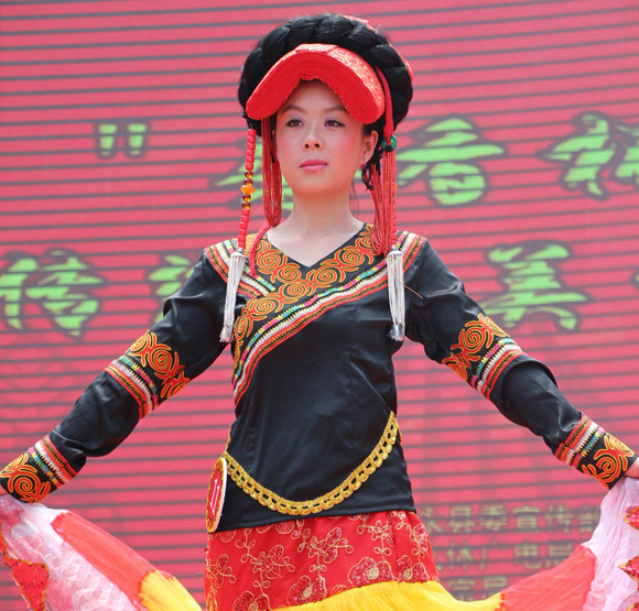 女式無領(lǐng)右衽彝族服飾