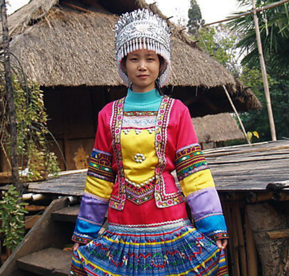 長袖多彩拼接傣族女子服飾