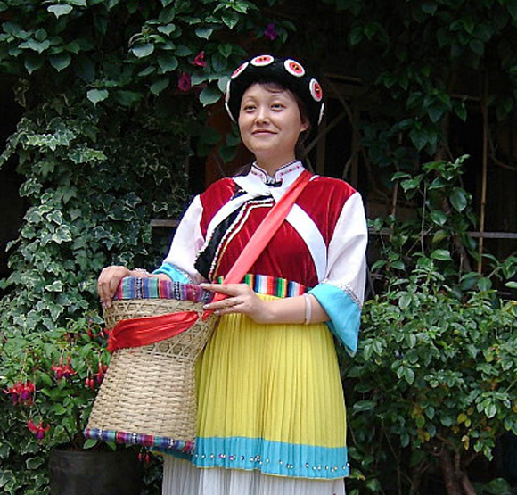 右衽開襟寬袖納西族服飾