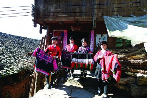 瑤族服飾推介：千針萬(wàn)線繡出民族風(fēng)情