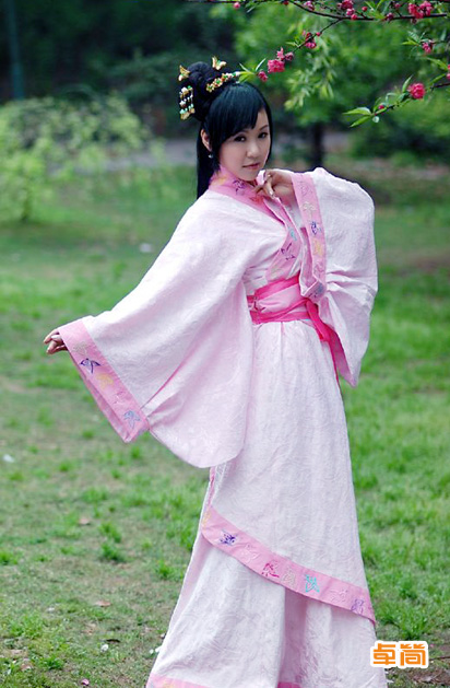 女式曲裾漢服定制