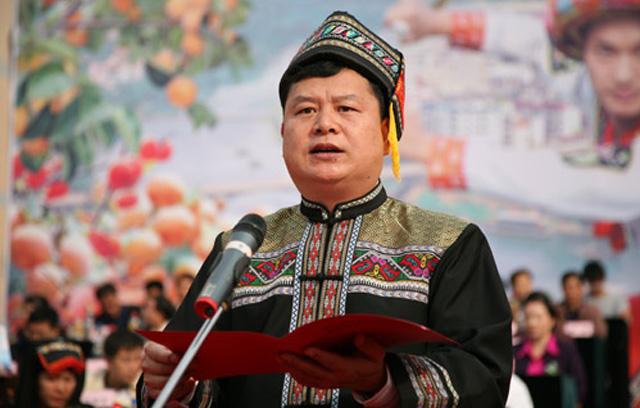 【湖南老客戶】采購卓簡少數(shù)民族公務(wù)員服裝