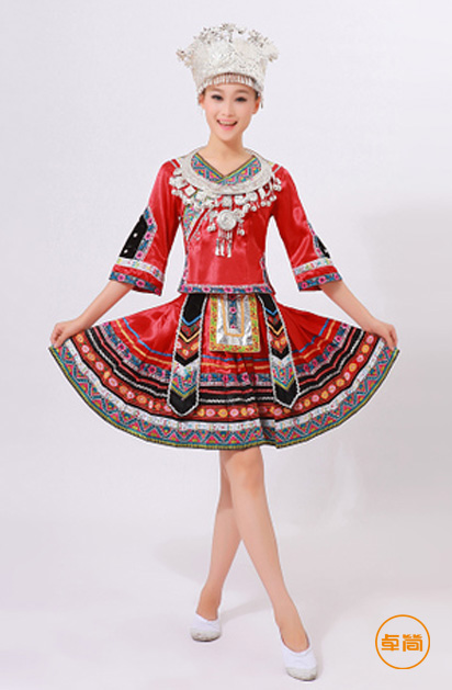 紅色女款苗族服飾定制
