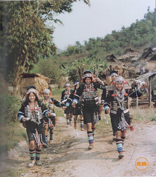 哈尼族“蘑菇房”中漂亮的哈尼族服飾