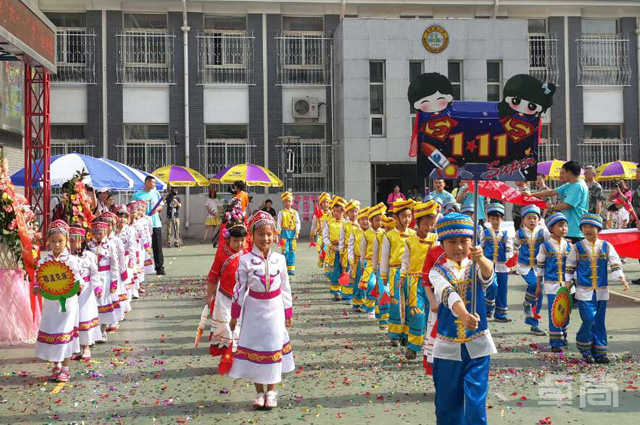 卓簡為北京黃城根小學(xué)提供兒童民族服飾！